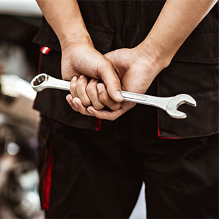 Soluciones servicio técnico trabajador con llave inglesa